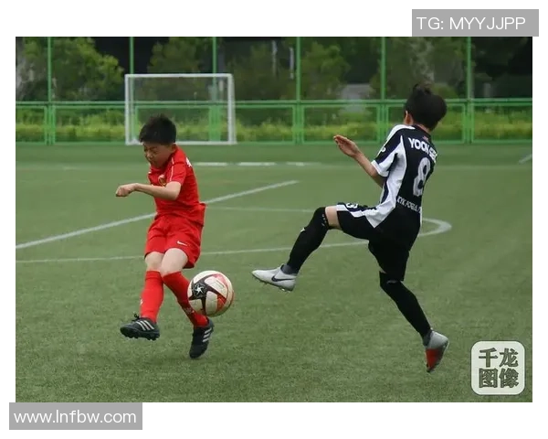 弧球足球技巧解析与训练方法分享助你提升球技水平